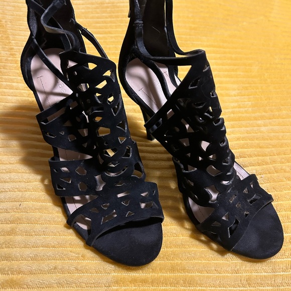 Black detailed heels - Picture 2 of 4